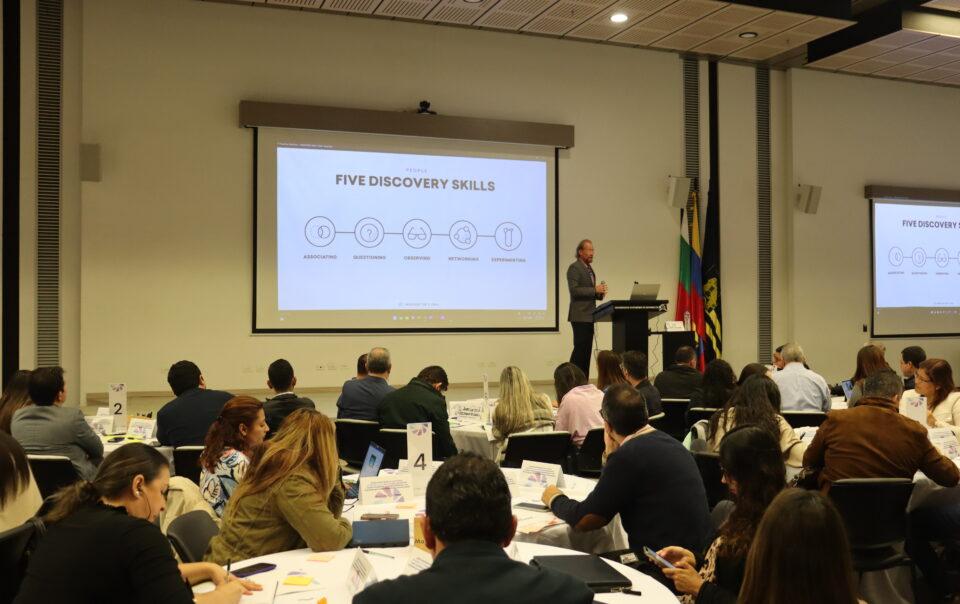 John David Taylor, experto internacional, lideró el taller "ADN del Innovador" en el marco de la tercera sesión de Manizales Más magi.